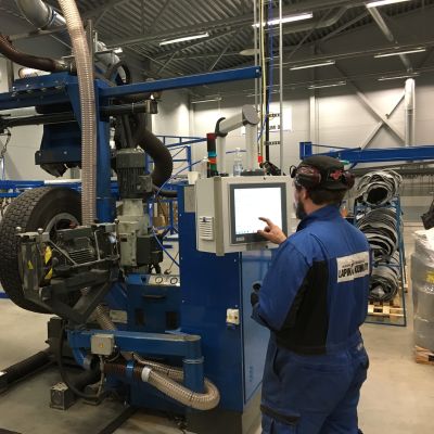 Lapin Kumi Oy:n renkaiden pinnoittamo Rovaniemellä.