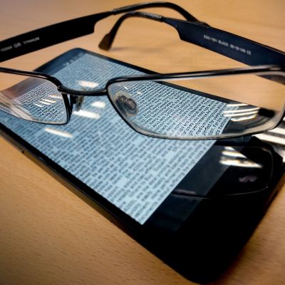 Silmälääkärien mielestä ei ole mitään periaatteellista eroa, luetaanko samankokoista tekstiä älypuhelimenruudulta tai paperilta