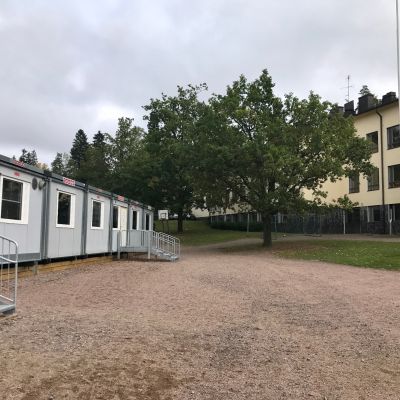 Vuokkoharjun koulu ja parakkeja