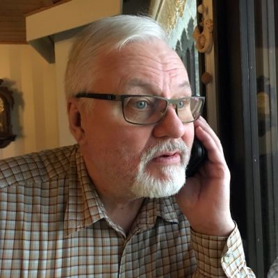 Jukka Kietäväinen sai pitkään yhteyden vain olohuoneen ikkunan viereltä.