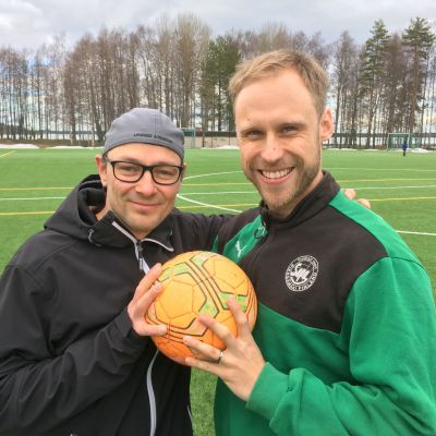 Joukkueenjohtaja Ville Leppänen ja kapteeni Teemu Laukkanen riemuitsevat ihmisten auttamishalusta.