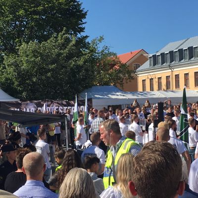 Pohjoismaisen vastarintaliikkeen liput liehuivat Almedalenin puistossa torstaina.