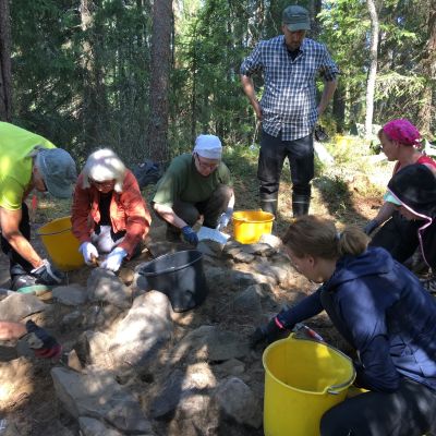 Arkeologiset yleisökaivaukset menossa Tuupovaaran Koverossa.