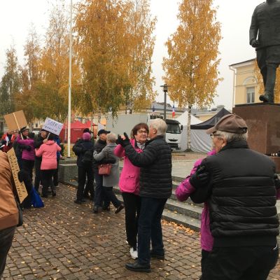 Eläkeläiset järjestivät Mikkelin torilla tanssimielenilmaisun päivätanssipaikan puolesta.