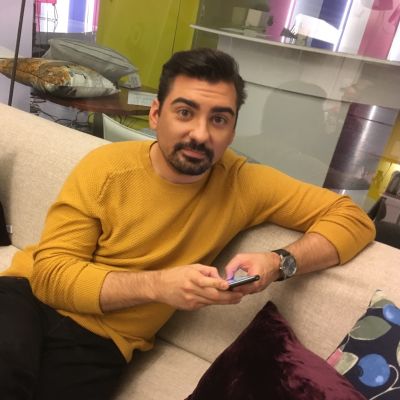 Constantinos Gogi Mavromichalis Puoli seiskan lämpiössä