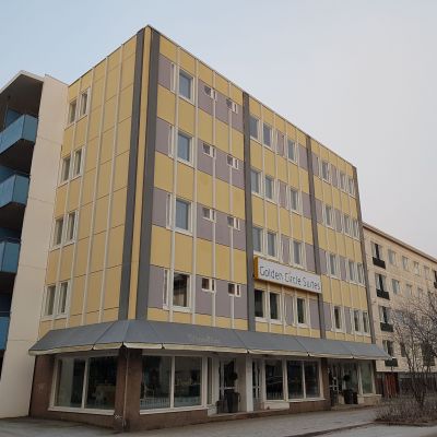 Asuinkerrostalosta hotelliksi (Golden Circle Suites) muutettu rakennus Rovaniemen Korkalonkadulla.