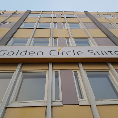 Asuinkerrostalosta hotelliksi (Golden Circle Suites) muutettu rakennus Rovaniemen Korkalonkadulla.