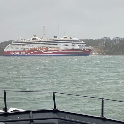 Merivartioston välittämässä kuvassa näkyy karille ajanut Viking Grace.