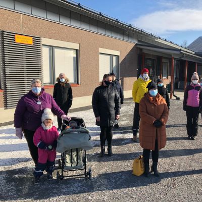 Huittisten Lauttakylän koulun rehtori, koulun työntekijöitä ja vanhempainyhdistyksen jäseniä. Koulun väistörakennus.