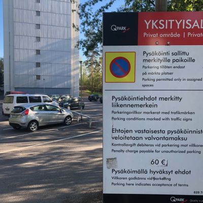 Parkkipaikka, jossa autoja.