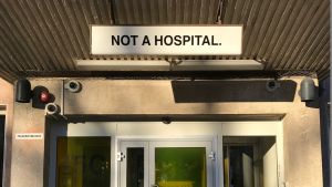 Inga patienter finns kvar i den här byggnaden. Maria sjukhus omvandlades till ett center för uppstartsföretag år 2016. Skylten "Not a hospital".
