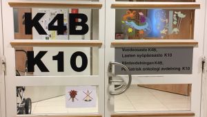 Kuva Lasten syöpäosaston ovesta.