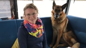 Hanna Haaksi trivs tillsammans med den i skärgården berömda skeppshunden Igor. Hanna Haaksi sitter bredvid skeppshunden Igor