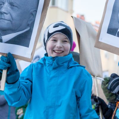 Kajaanin keskuskoulun Sibelius-flash mob Raatihuoneentorilla.