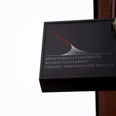 Maahanmuuttoviraston kyltti Helsingissä.