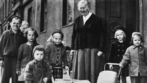 Miina Sillanpää omgiven av barn på sin födelsedag år 1951. Miina Sillanpää omringad av barn.