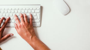 Hur påverkas erotiken av vem som sitter vid tangeterna? Bloggskribent.