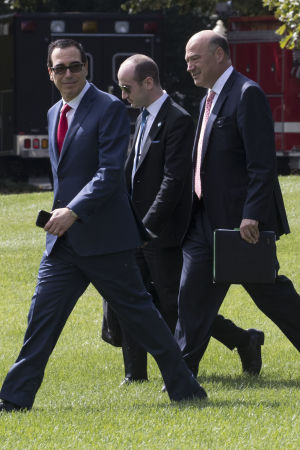 Trumps närmaste ekonomiska rådgivare Gary Cohn och Stephen Miller samt finansminister Steve Mnuchin (längst till vänster) har utarbetat Vita husets skatteplan Trumps närmaste ekonomiska rådgivare Gary Cohn och Stephen Miller samt finansminister Steve Mnuchin (längst till vänster) har utarbetat Vita husets skatteplan