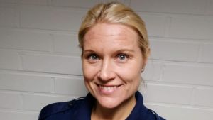 Äldre poliskonstapel Jenny Romanoff önskar att unga skulle våga säga nej till droger. kvinnlig polis