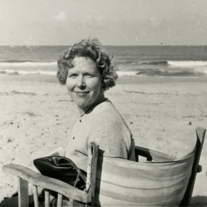 Meri ja käsilaukku. Tämän "muumimamman"-laukun Meri heitti Atlanttiin matkustaessaan valtamerilaivalla New Yorkiin elokuussa 1960. Meri Louhos Aleksandriassa 1960-luvulla.