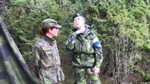 Fältsjuksköterska Annukka Harjuvaara (vänster) diskuterar hur övningen lyckades tillsammans med sin svenska kollega. De talar engelska sinsemellan. Finsk och svensk sjukvårdspersonal diskuterar sårads tillstånd på militärövning.