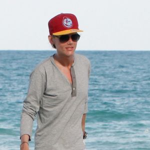 Avicii var en av EDM-stilens största namn även på mainstreamlistorna. Fotot är taget 4.4.2014 på Miami Beach. Avicii går på en strand 2014.