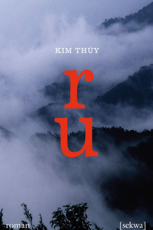 Kim Thúys debutbok Ru är delvis självbiografisk och handlar om hennes flykt från Vietnam. pärmbild av Ru