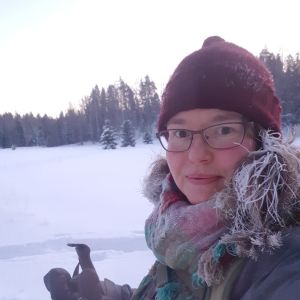 Krista Leistra blev förargad när hon hittaden en lite lapp i parken om att den flyttas. Hon fick gensvar av andra Fågelbergabor på Facebook. En kvinna ute i ett snötäckt landskap.