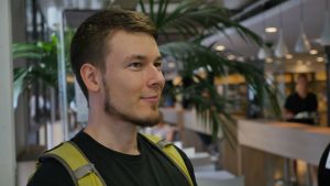 Studerande Ilkka Konttinen önskar att restauranger skulle ge bort överbliven mat istället för att slänga den. Studerande Ilkka Konttinen äter på Unicafé.