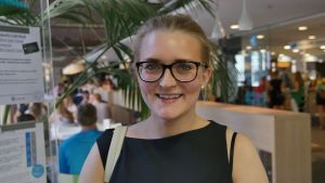 Det är bra att en restaurang tar samhällsansvar, säger studerande Jannika Törnqvist. Studerande Jannika Törnqvist besöker Unicafé för att äta lunch.