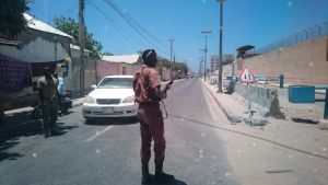 Säkerhetsvakt hoppar ut ur bilen mitt under bilfärden i Mogadishu. Säkerhetsvakt hoppar ut ur bilen mitt under bilfärden i Mogadishu.