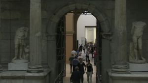 För tillfället arbetar 25 flyktingar som guider vid Berlinmuseerna. För tillfället arbetar 25 flyktingar som guider vid Berlinmuseerna.
