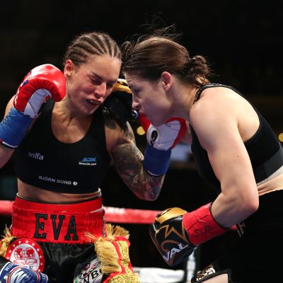 Katie Taylor lyö Eva Wahlströmiä.