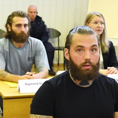 Ruotsalaisveljekset Raymond Granholm (vas.) ja Richard Granholm Porvoon ja Pirkanmaan poliisiampumisten pääkäsittelyssä Itä-Uudenmaan käräjäoikeuden Porvoon istuntopaikassa 7. syyskuuta