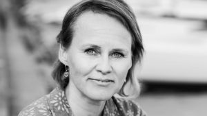 Forskardoktorn Kirsi Törmi hör till de lärare som känt sig tryckta mot väggen av studerande. En leende kvinna.