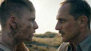 Oskar (Ludwig Haffke) och sergeant Rasmussen (Roland Møller) läser av varandra. Louis Hoffman och Roland Möller i Under sanden.