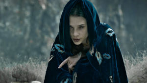 Ingen rädder för häxan här...Astrid Berges-Frisbey är förtrollande i rollen som The Mage. Häxan The Mage kikar fram under sin vackra mantel.