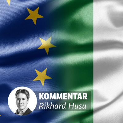 Italiens och EU:s flaggor samt en liten bild av Rikhard Husu
