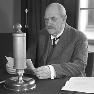 Pehr Evind Svinhufvud pitää radiopuheen (1936).