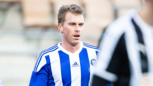 Landslagsspelaren Rasmus Schüller är tillbaka i HJK efter flera år utomlands. Rasmus Schüller i HJK:s tröja.