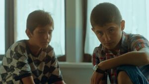 En annorlunda kvarsittning utgör stommen för Izer Alius film Fluefangeren. Två av pojkarna i den stökiga klassen sittande på pulpeten.
