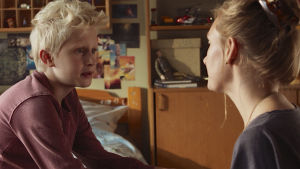 Det eviga pojkrummet. Sune och mamma Karin i djupt samtal. Sune samtalar med mamma Karin på sängkanten i sitt pojkrum.