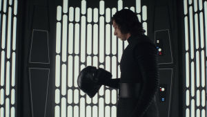 Det är inte lätt att vara Kylo Ren. Kylo Ren (Adam Driver) håller i sin hjäm i handen och ser på den.