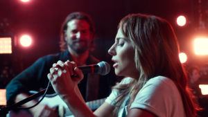 Lady Gaga och Bradley Cooper sjunger låten Shallow, en av dagens moderna tryckare. Bradley Cooper och Lady gaga i en scen ur filmen.