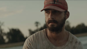 Tyler (Shia LaBeouf) gör en av sina bästa roller hittills. Tyler (Shia LaBeouf) i närbild då han ser orolig ut.
