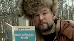 Inte alltid by the book. Hannu Karpo valde många gånger att tänja på programreglerna. Hannu Karpo håller upp en bok av Grigori Petrov.
