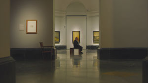 Konstnären och konsten. Roy Andersson talar gärna om sin fascination för Goyas konst. Roy Andersson fotograferad på lång håll på ett museum bland tavlor av Goya.