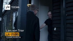 Lars von Trier avaa kotinsa oven toimittaja Martin Krasnikille. Lars von Trier avaa oven toimittaja Martin Krasnikille. Kuvakaappaus tv-ohjelmasta (trailerista) Lars von Trierin vieraana.