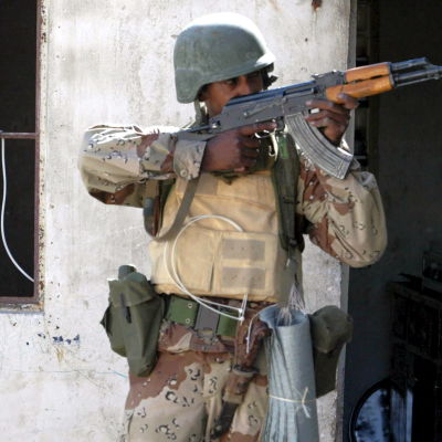 Irakisk soldat under en militäroffensiv i den nordirakiska staden Tal Afar