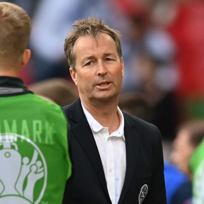 Kasper Hjulmand instruerar avbytare.
